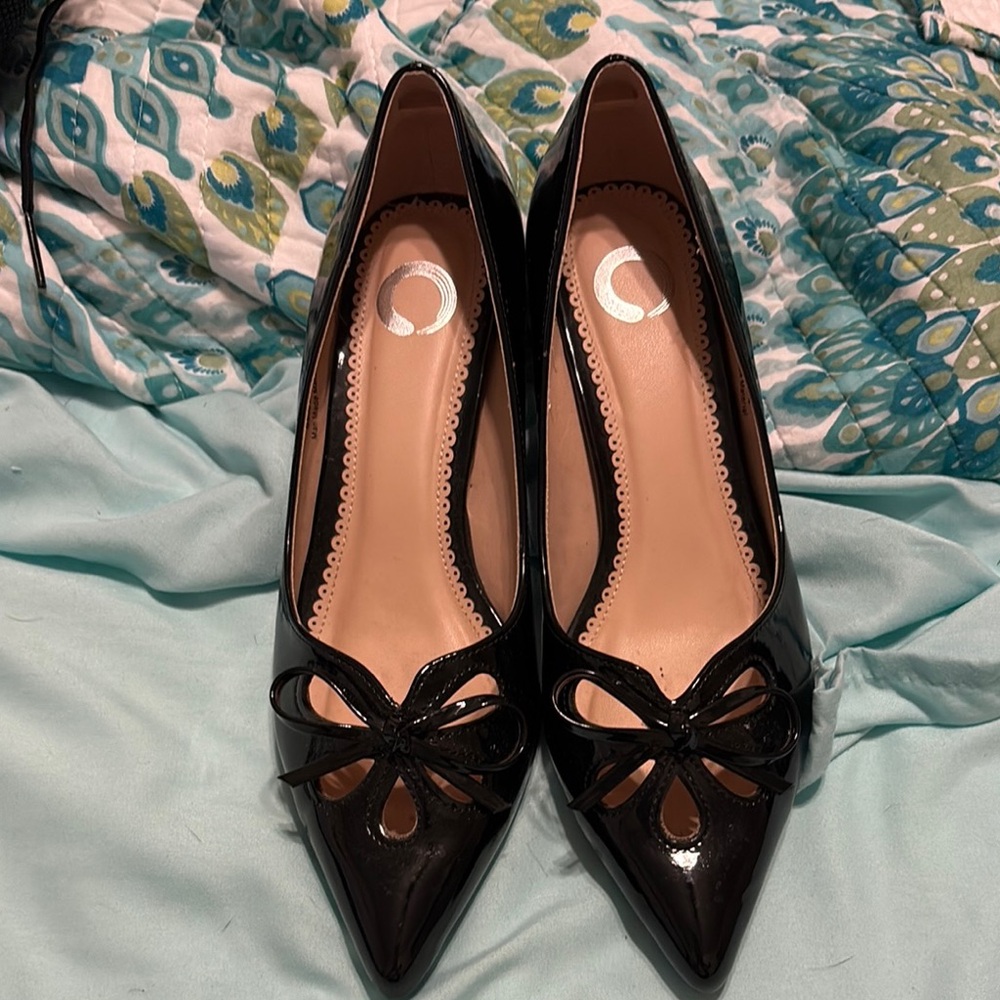 Black Heels with Bow Detail and Sleek Silhouette